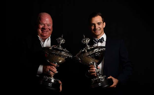 Chip Ganassi y Álex Palou, con los trofeos de campeones 2021.  Indycar