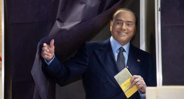Berlusconi: «Si ganáis a un grande os mando un autobús lleno de prostitutas»