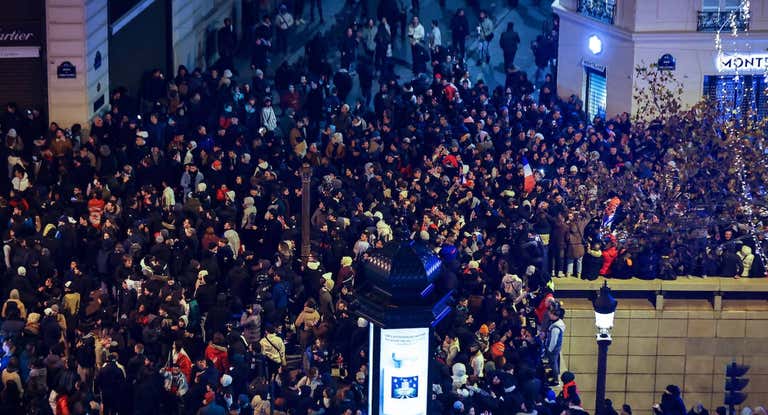 Miles de parisinos se echaron a la calle para celebrar el pase de Francia a la final del Mundial.