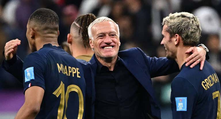 Deschamps felicitó a Griezmann y Mbappé después de ganar a Marruecos en la semifinal.