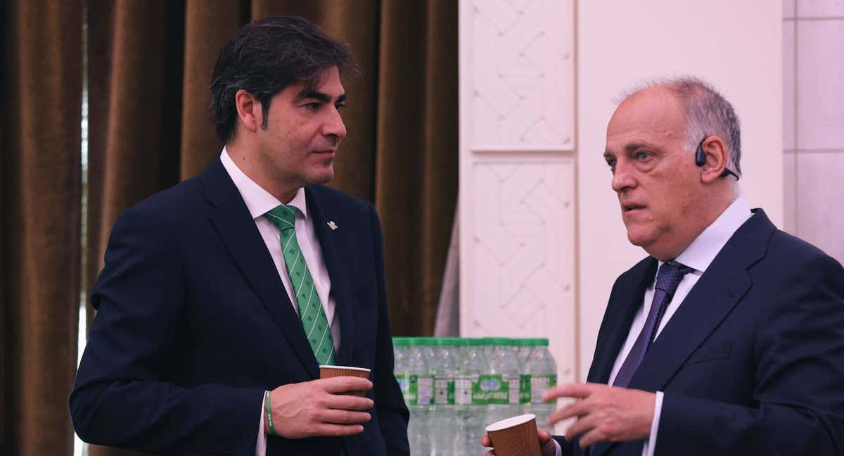 Ángel Haro con Javier Tebas, en un acto reciente./Efe