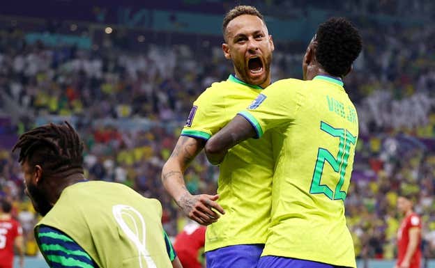 Vini festeja un tanto con Neymar.  REUTERS