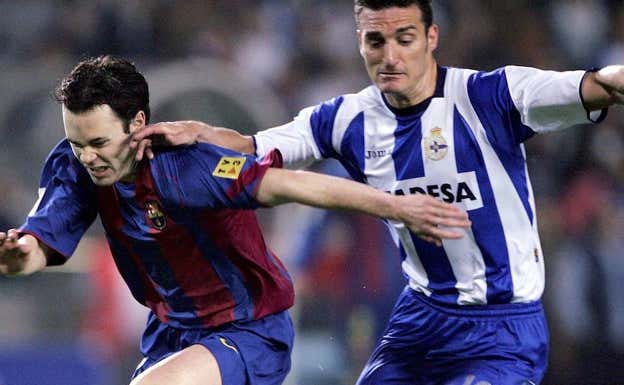Scaloni pugna por un balón con Iniesta.