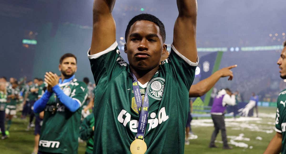 Endrick levantando el Brasileirao con Palmeiras.
