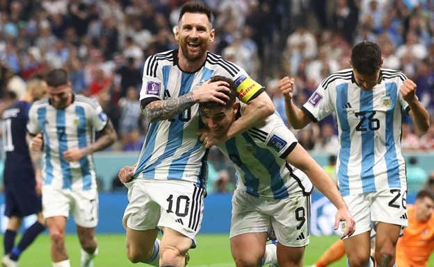 Messi y Julián amenazan a Mbappé.  REUTERS