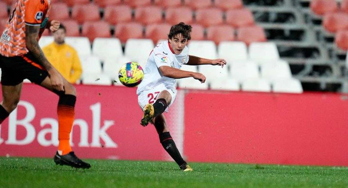 Carlos Álvarez dispara a puerta en el partido ante el Volendam./SFC