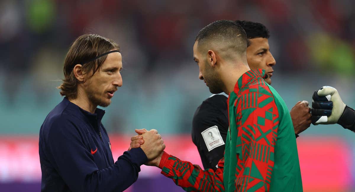 Luka Modric y Hakim Ziyech antes del partido por el tercer puesto /REUTERS