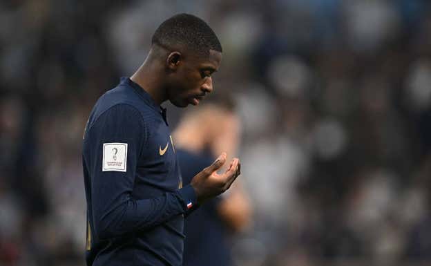 Ousmane Dembélé (25) reza antes de la final del Mundial.  PAUL ELLIS / AFP