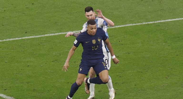 Messi defiende a Mbappé en una acción de la final.