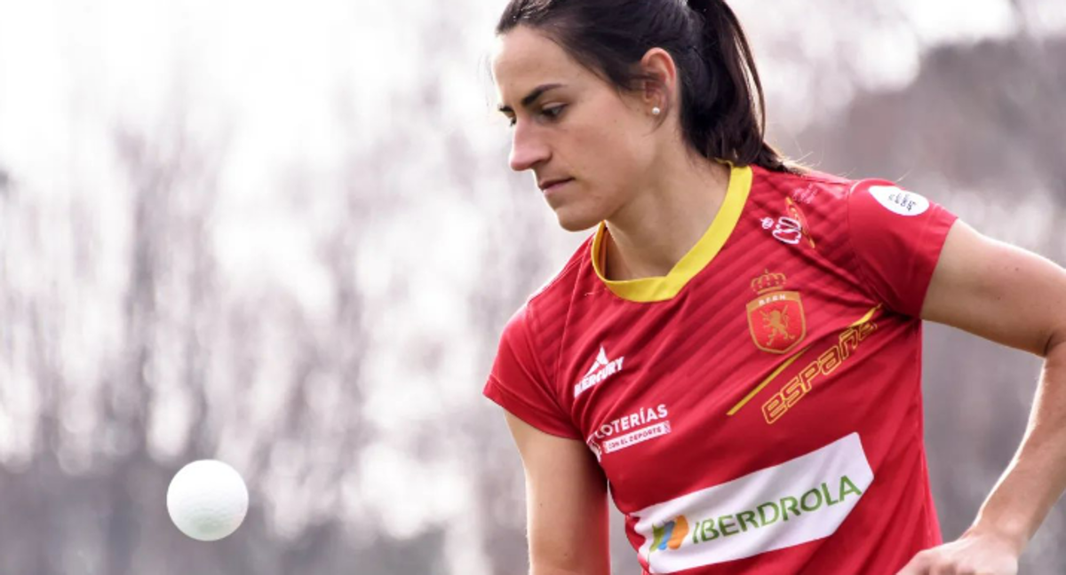 Bea Pérez atiende a Relevo tras finalizar la Nations Cup de hockey sobre hierba./INSTAGRAM