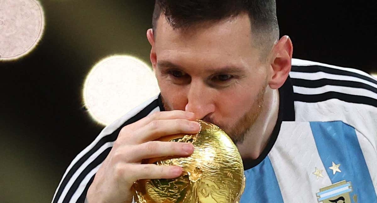Messi besando la Copa del Mundo en Catar.