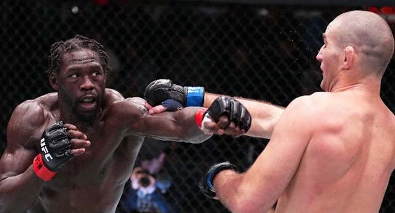 Jared Cannonier y Sean Strickland cruzan golpes durante su combate en el UFC Las Vegas 66.
