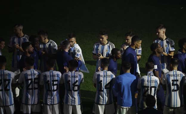 Los jugadores argentinos hacen el pasillo a los franceses. Alberto Estévez / Efe