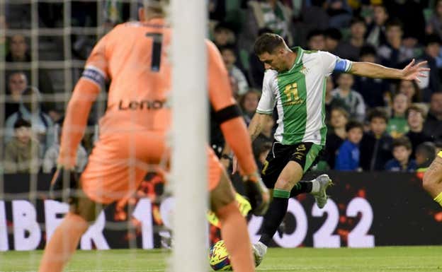 Joaquín se dispone a centrar para el gol de Juanmi. Raúl Caro / Efe
