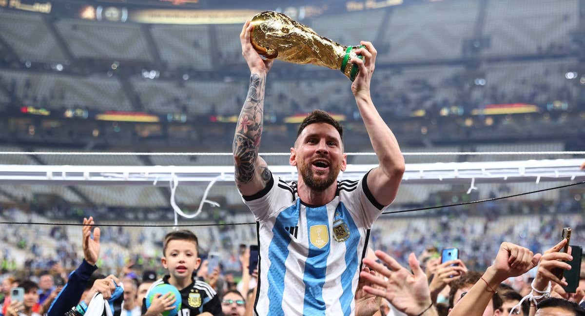Messi levanta la copa del mundo tras el triunfo en la final contra Francia