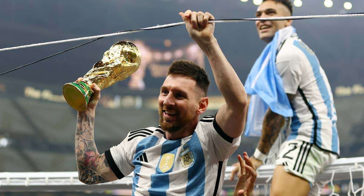 Messi levanta su primera Copa del Mundo./REUTERS