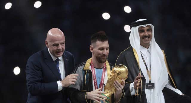 ¿Por qué puso el emir una túnica a Messi antes de levantar la Copa del Mundo?