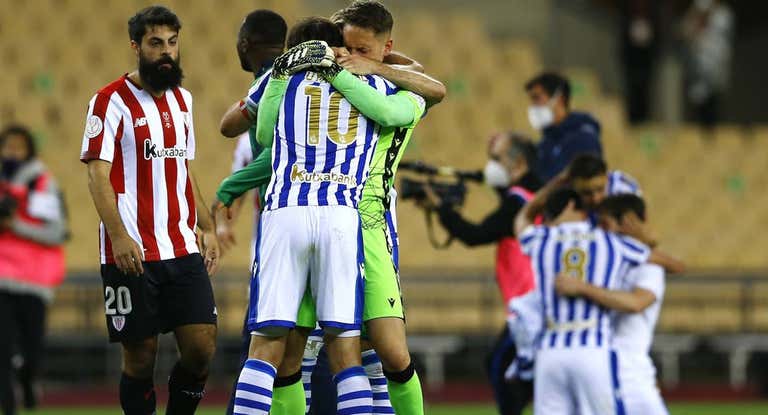 Villalibre, desolado entre jugadores realistas, tras perder la final de Copa del Rey 2020.