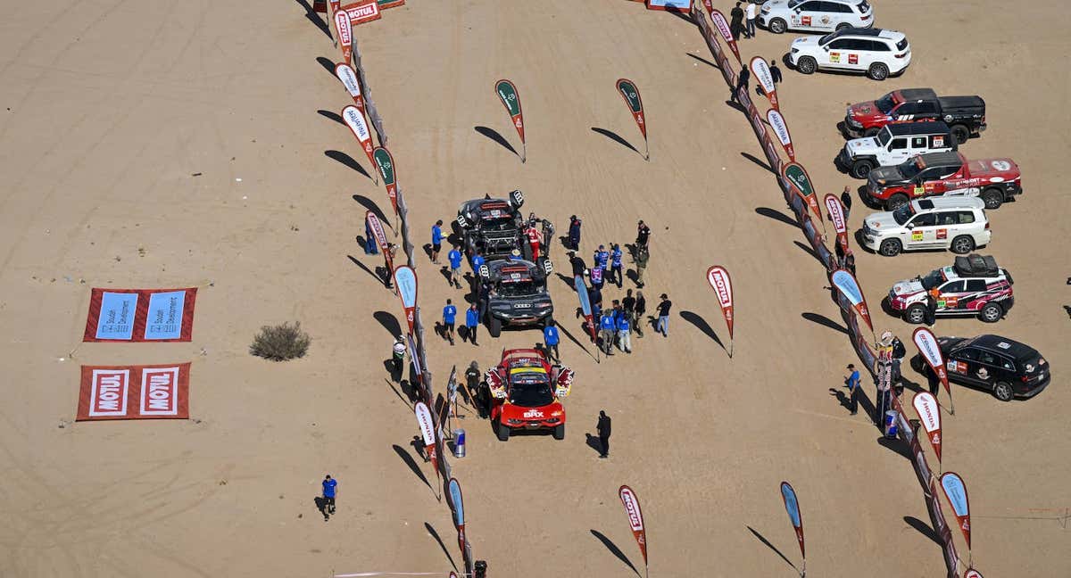 Dos coches de Audi y un BRX en el Rally Dakar 2022.