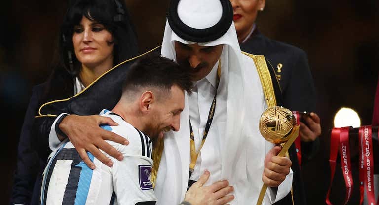 El emir de Catar, Tamim bin Hamad Al Thani, junto a Messi tras la final del Mundial fútbol.