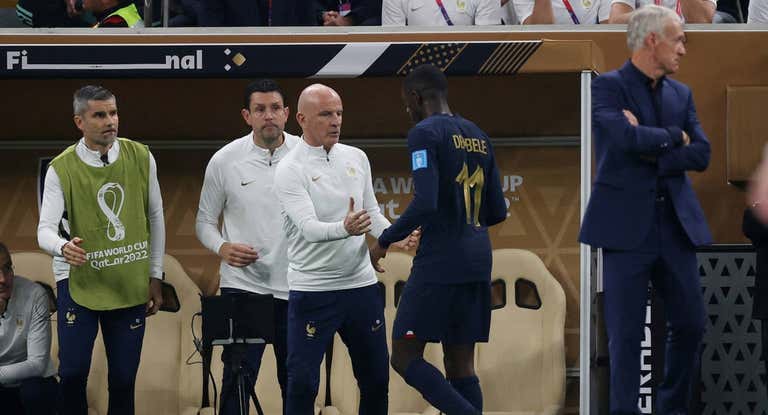 Dembélé, tras ser sustituido.