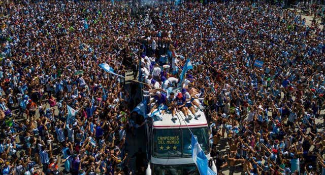 Cuatro millones de personas y la Albiceleste en helicóptero en la fiesta argentina en Buenos Aires