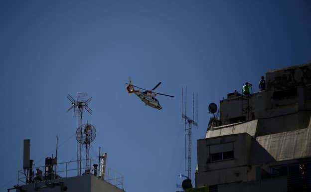 Uno de los helicópteros de la Albiceleste sobrevolando Buenos Aires.  AFP