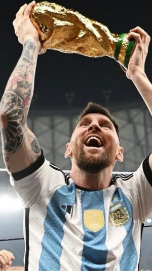 Leo Messi con la Copa del Mundo. Reuters