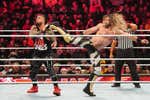 Seth Rollins y Kevin Owens salvan a Raw de Bloodline