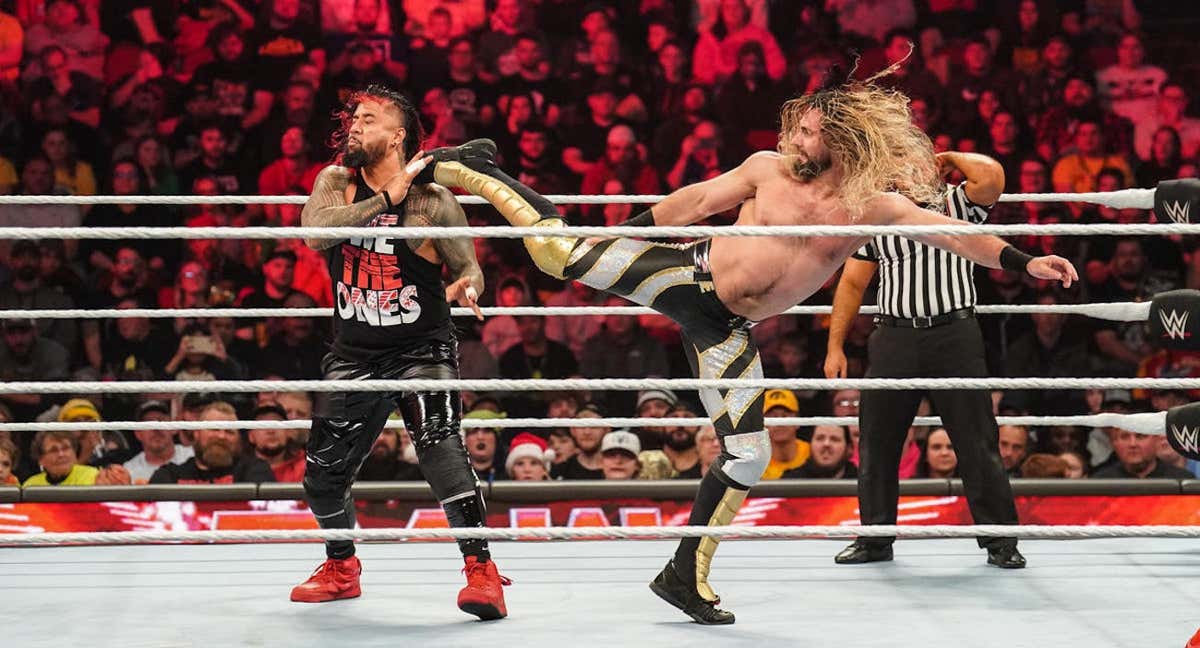 Seth Rollins golpea a Jey Uso durante su combate en Raw./WWE