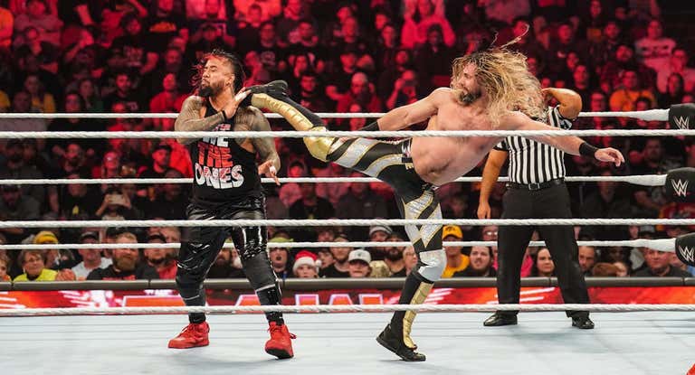 Seth Rollins golpea a Jey Uso durante su combate en Raw.