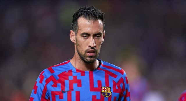 Se abre una tercera vía con Busquets: el Barça se plantea la renovación de seis meses