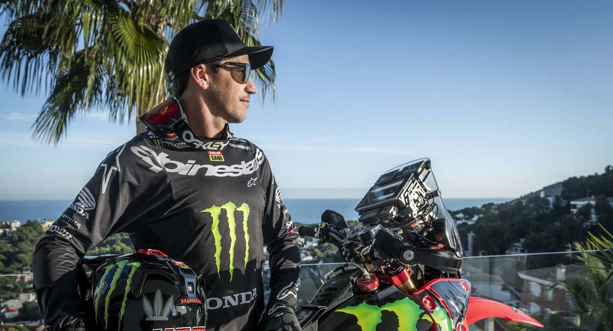 Joan Barreda posa antes del Rally Dakar 2023 con sus nuevos colores.