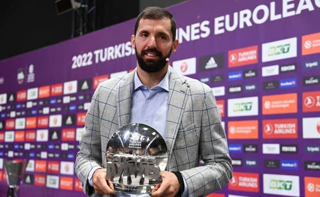 NIKOLA MIROTIC POSA CON SU PREMIO MVP DE LA EUROLIGA  GETTY IMAGES - RODOLFO MOLINA