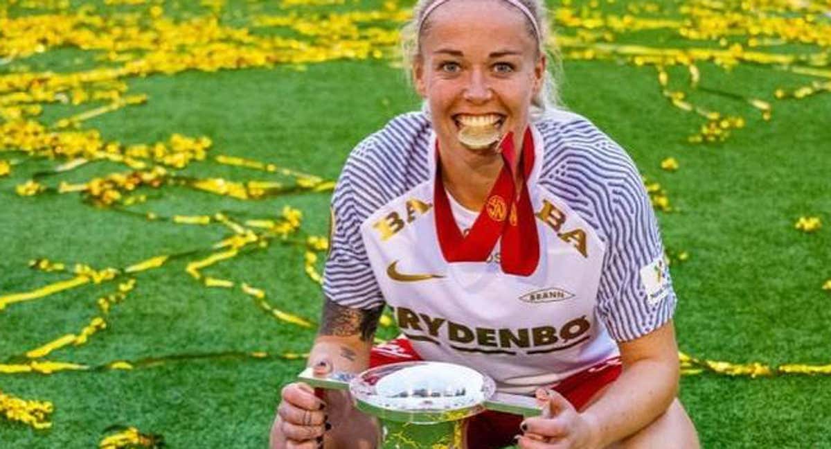 Sessy Asland, tras ganar un trofeo durante su etapa en el Brann noruego.