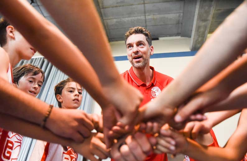 Pau Gasol celebra su nominación al Hall of Fame abriendo un nuevo curso de su academia