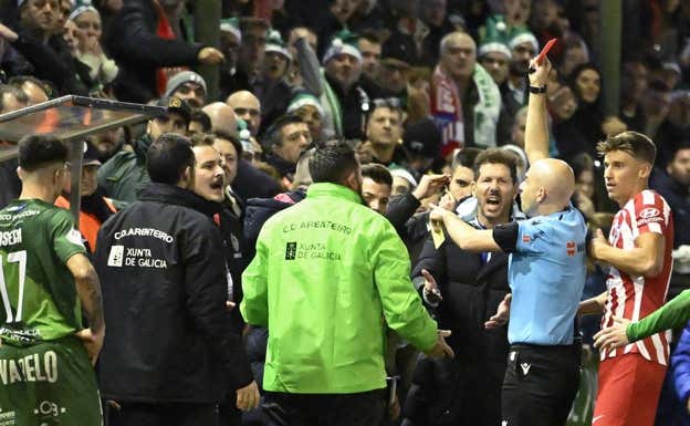 González Fuertes expulsó a Javi Rey, técnico del Arenteiro, en el minuto 21 de partido. EFE