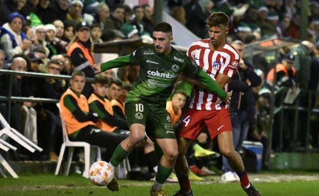 Markitos, autor del gol del Arenteiro, ante el marcaje de Marcos Llorente.  EFE