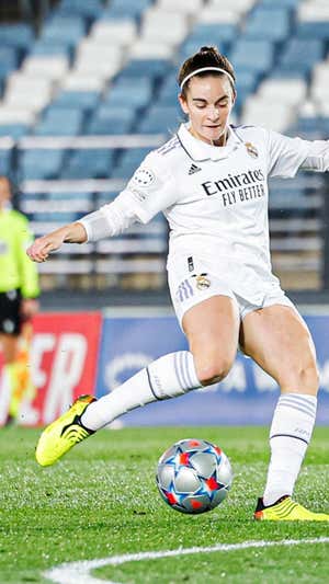 Tere Abelleira golpea el balón durante el Real Madrid - Vllaznia.  Real Madrid