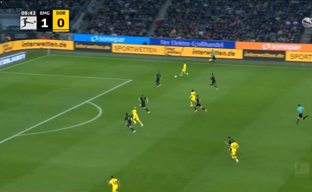 Bellingham planta al Dortmund cerca del área.