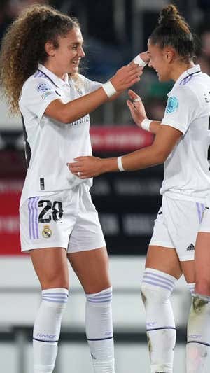 Carla Camacho y Paula Partido celebran uno de los goles del Real Madrid ante el Vllaznia en Champions.  UWCL