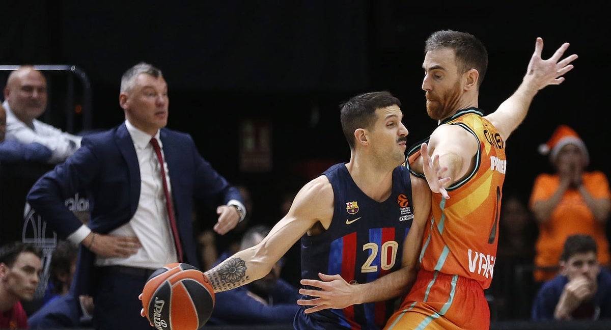 Laprovittola trata de pasar un balón ante el bloqueo de Claver.