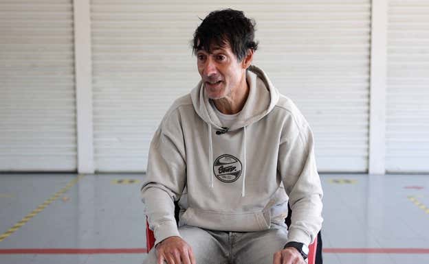 La aspiración actual de David Billabona, de 53 años, es seguir disfrutando de sus hijos.  SALVADOR FENOLL