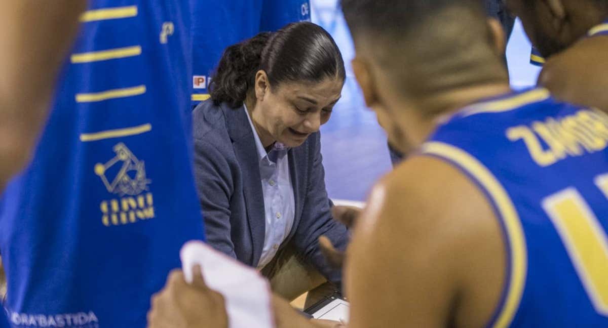 Iria Uxía da unas indicaciones durante su debut como entrenadora principal en el COB. /CLUB OURENSE BALONCESTO