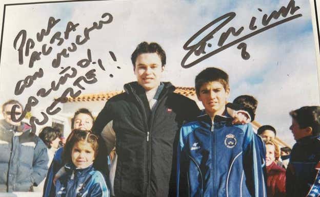 Alba e Iván Redondo con Andrés Iniesta.  FOTO CECIDA POR ALBA REDONDO A RELEVO
