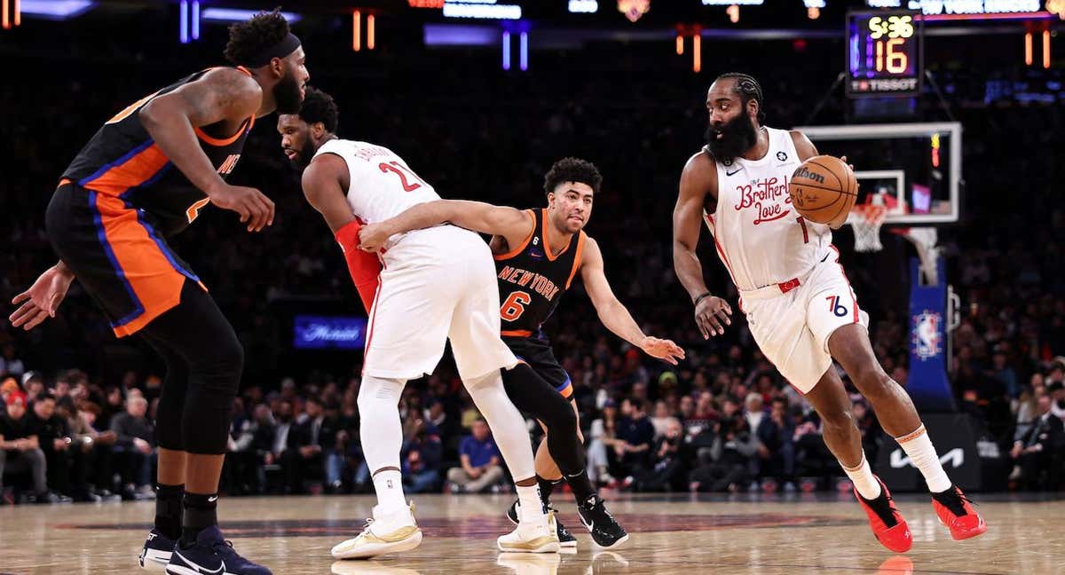 Harden mira un bloqueo de Embiid durante el partido ante los Knicks. /AFP