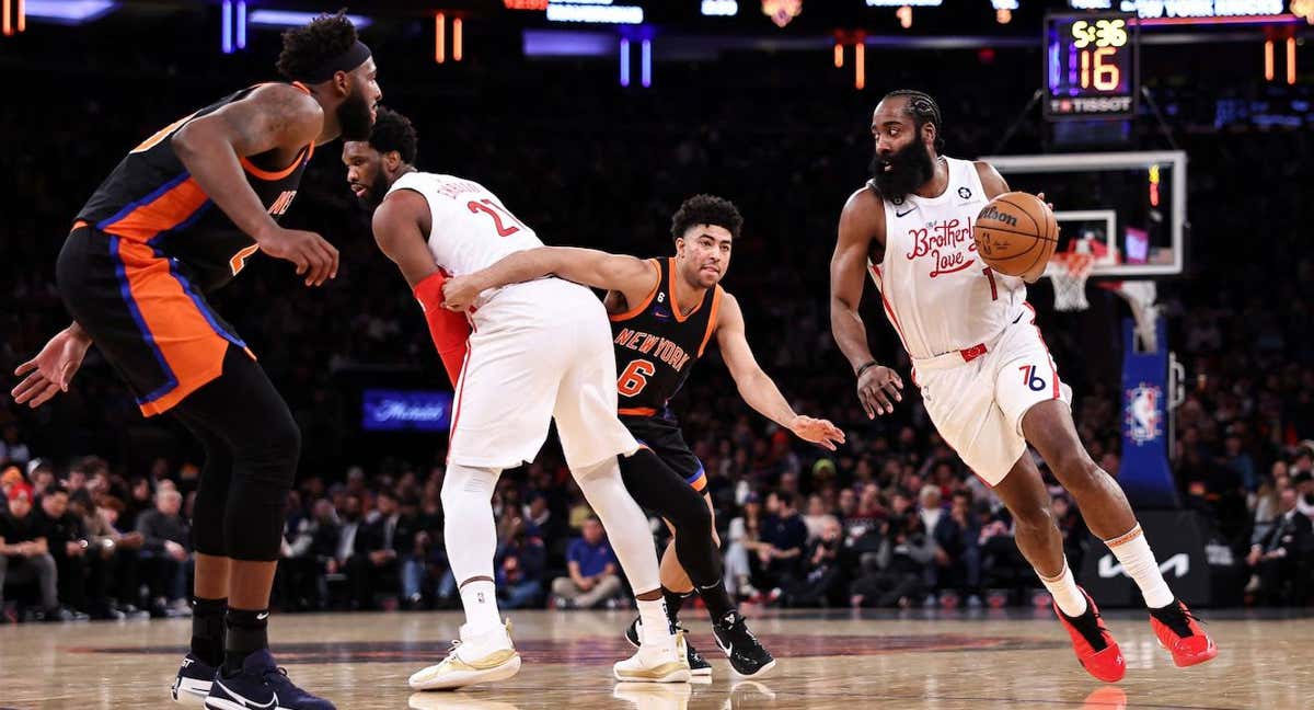 Harden mira un bloqueo de Embiid durante el partido ante los Knicks.