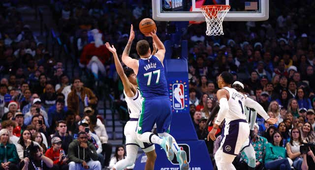 Luka Doncic lidera un cuarto histórico de los Mavs para derrotar a los Lakers