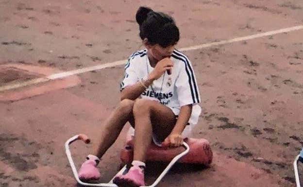 La portera Misa Rodríguez con la camiseta del Real Madrid cuando era niña.