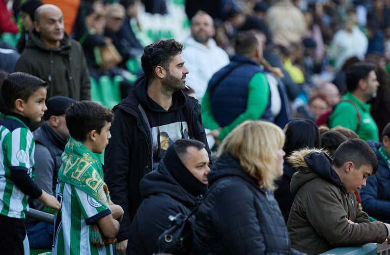 El Betis desborda ilusión: ¡17.000 aficionados en el entrenamiento!